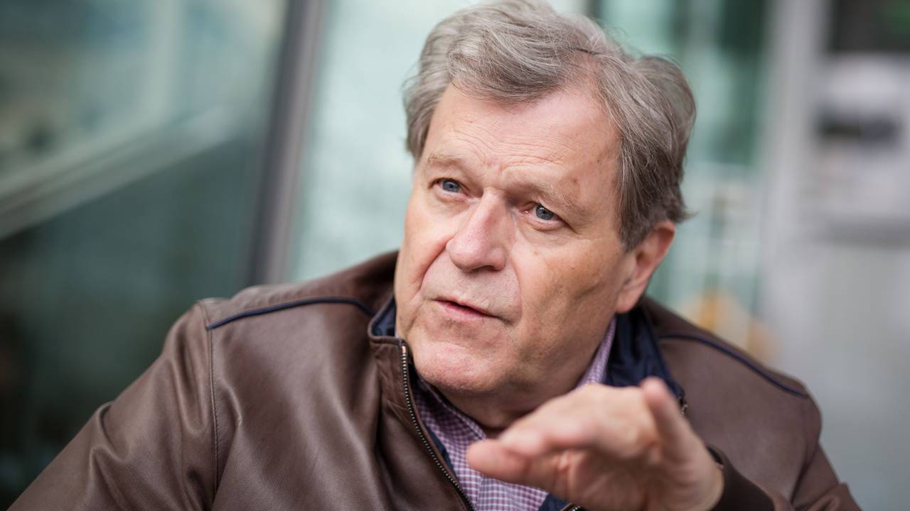 Norbert Haug, ehemaliger Motorsport-Chef von Mercedes-Benz bei einem Interview.
