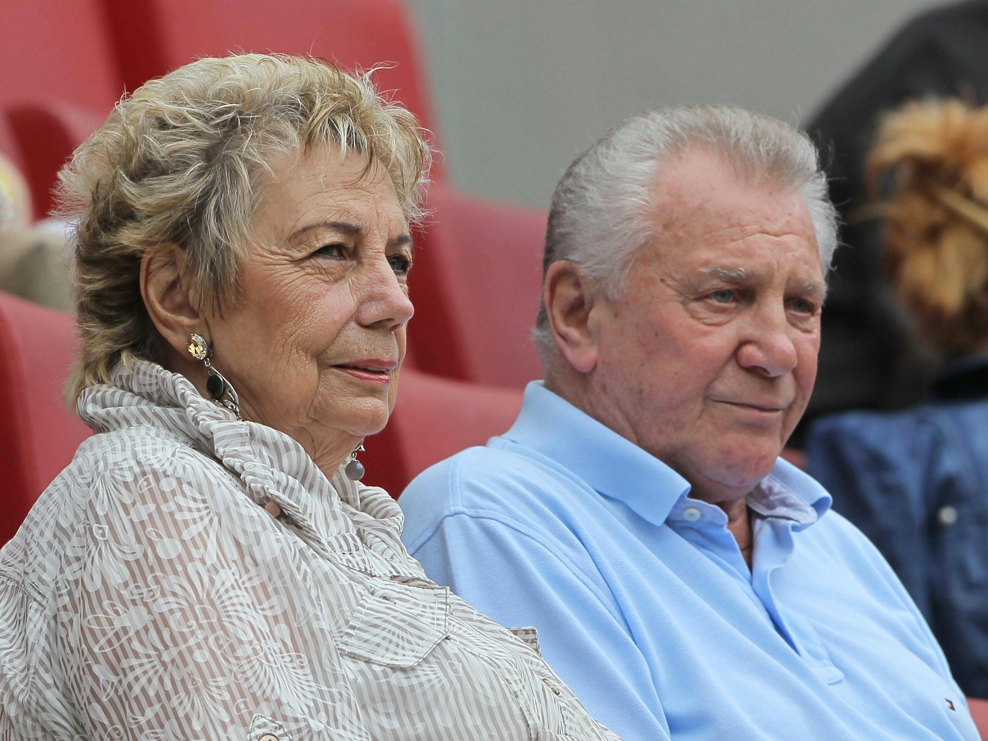 Isis und Hans Schäfer auf der Tribüne des Rhein-Energie-Stadions in Köln.