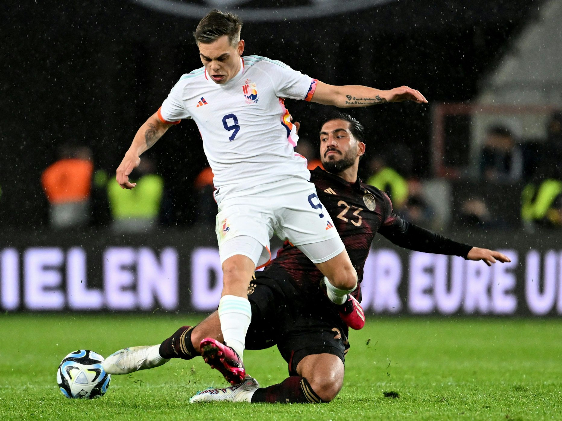 Deutschlands Emre Can (hinten) attackiert Belgiens Leandro Trossard.