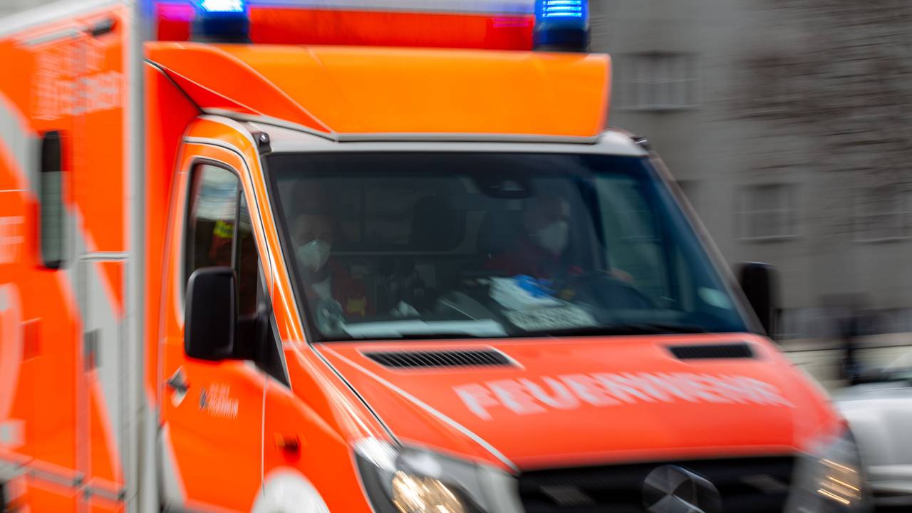 Ein Rettungswagen der Feuerwehr fährt auf einer Straße.