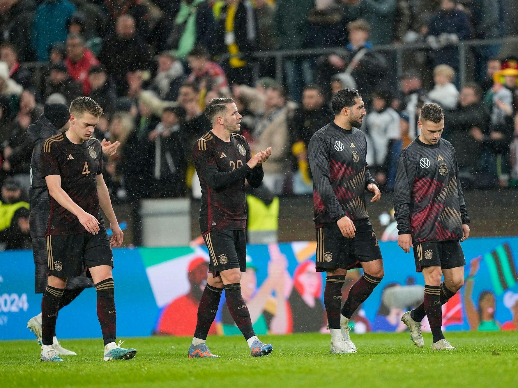 Matthias Ginter, Christian Günter, Emre Can und Joshua Kimmich (v.l.) drehen ihre Runde auf dem Platz.
