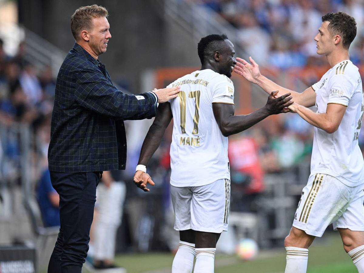 Julian Nagelsmann mit Sadio Mané und Benjamin Pavard bei einem Spiel des FC Bayern München.