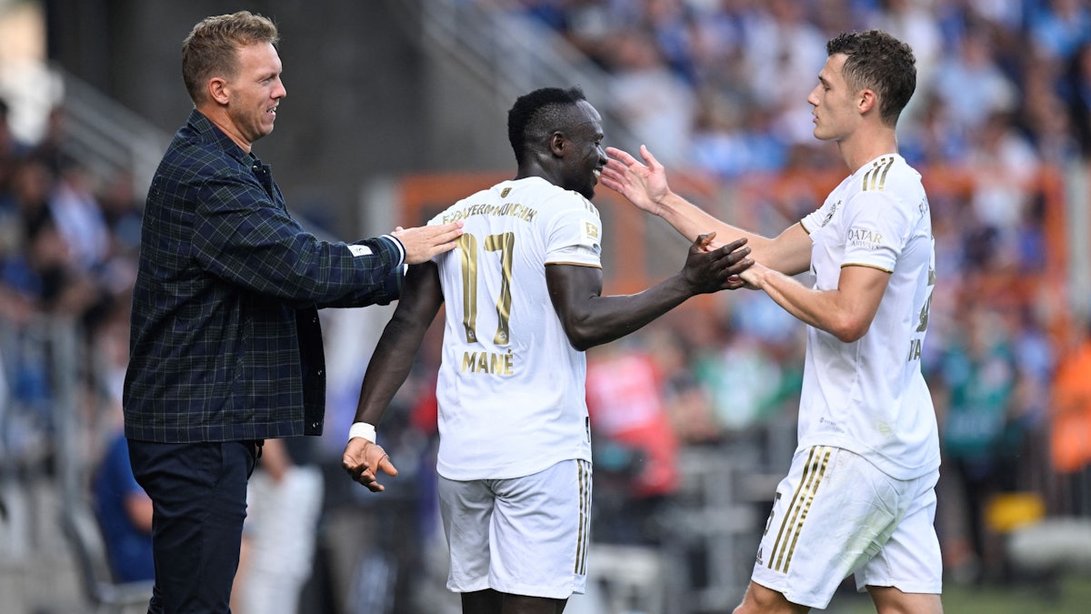 Julian Nagelsmann mit Sadio Mané und Benjamin Pavard bei einem Spiel des FC Bayern München.