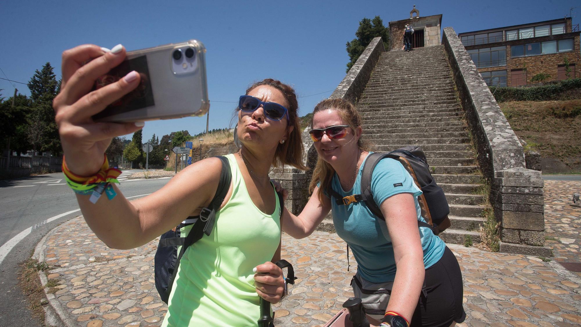 Zwei junge Frauen machen ein gemeinsames Selfie.
