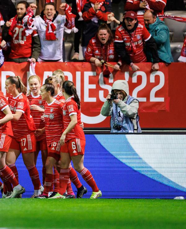 Die Spielerinnen vom FC Bayern München jubeln mit Torschützin Georgia Stanway (l) über den Treffer zum 1:0 gegen Wolfsburg.