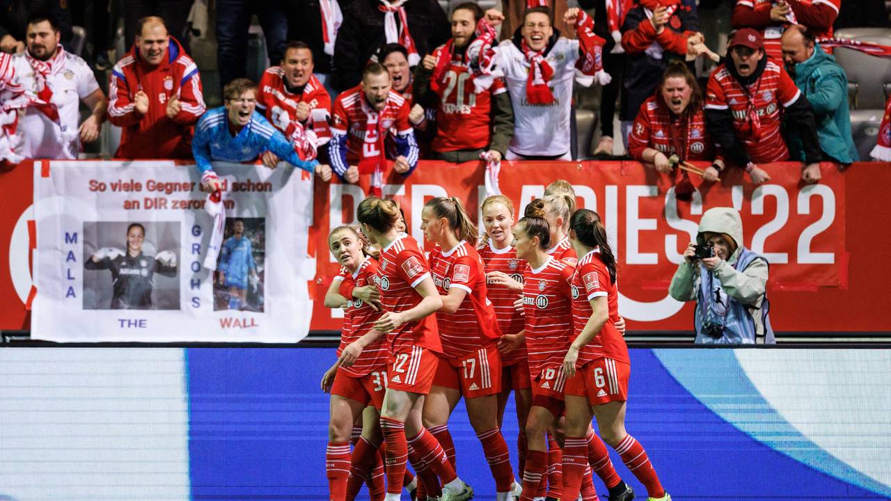 Die Spielerinnen vom FC Bayern München jubeln mit Torschützin Georgia Stanway (l) über den Treffer zum 1:0 gegen Wolfsburg.