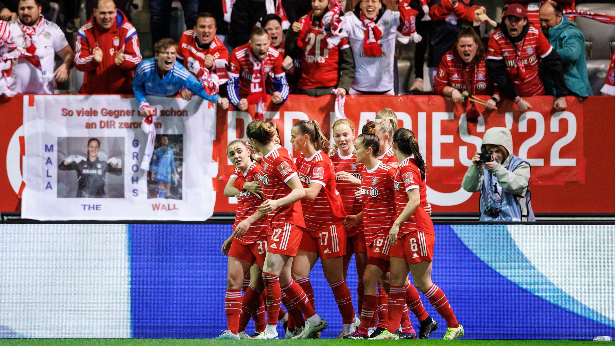 Die Spielerinnen vom FC Bayern München jubeln mit Torschützin Georgia Stanway (l) über den Treffer zum 1:0 gegen Wolfsburg.