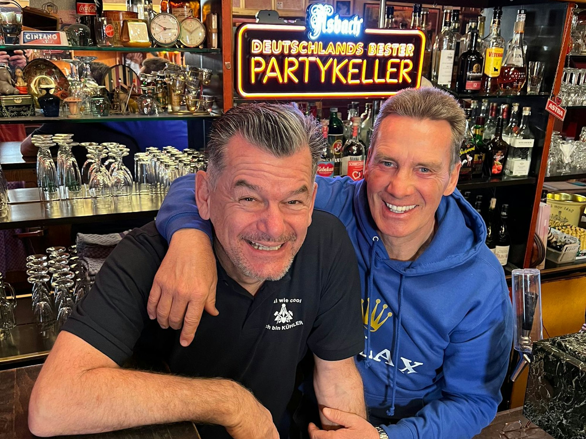 Jürgen Milski und Mark Kühler hinter der Theke.