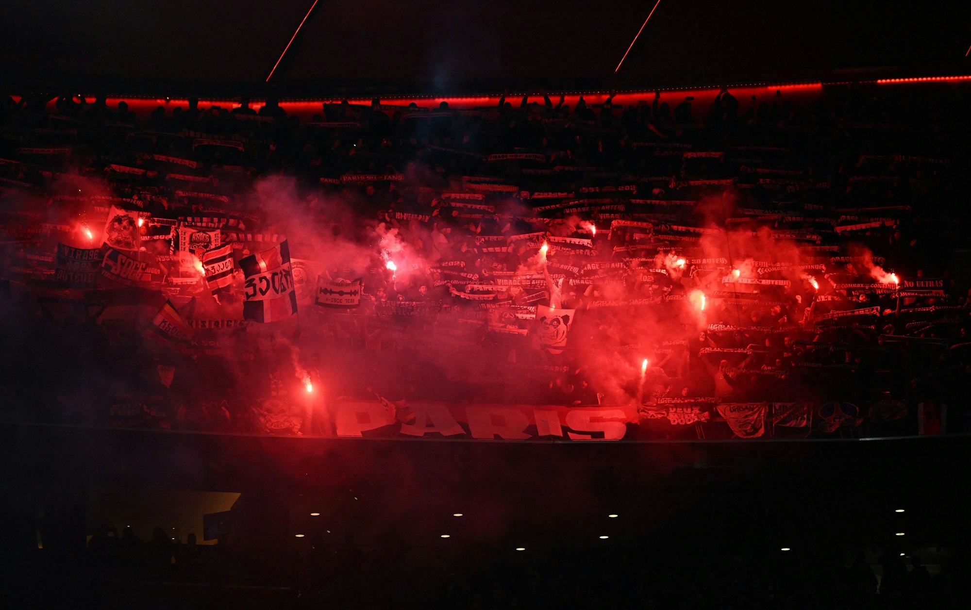 Beim Champions-League-Spiel in München fackelten die Fans von Paris Saint-Germain am 8. März 2023 Pyrotechnik ab.