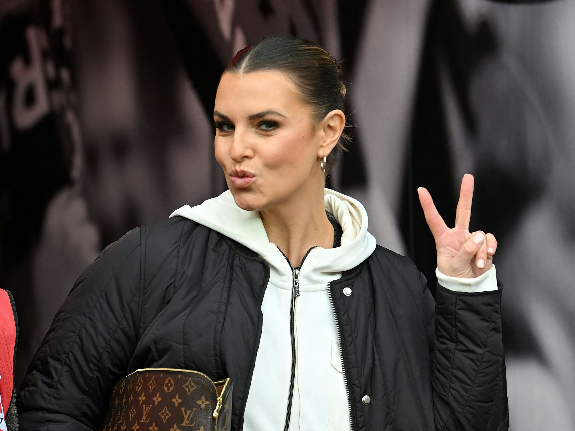 Moderatorin Laura Wontorra grüßt in die Kamera.