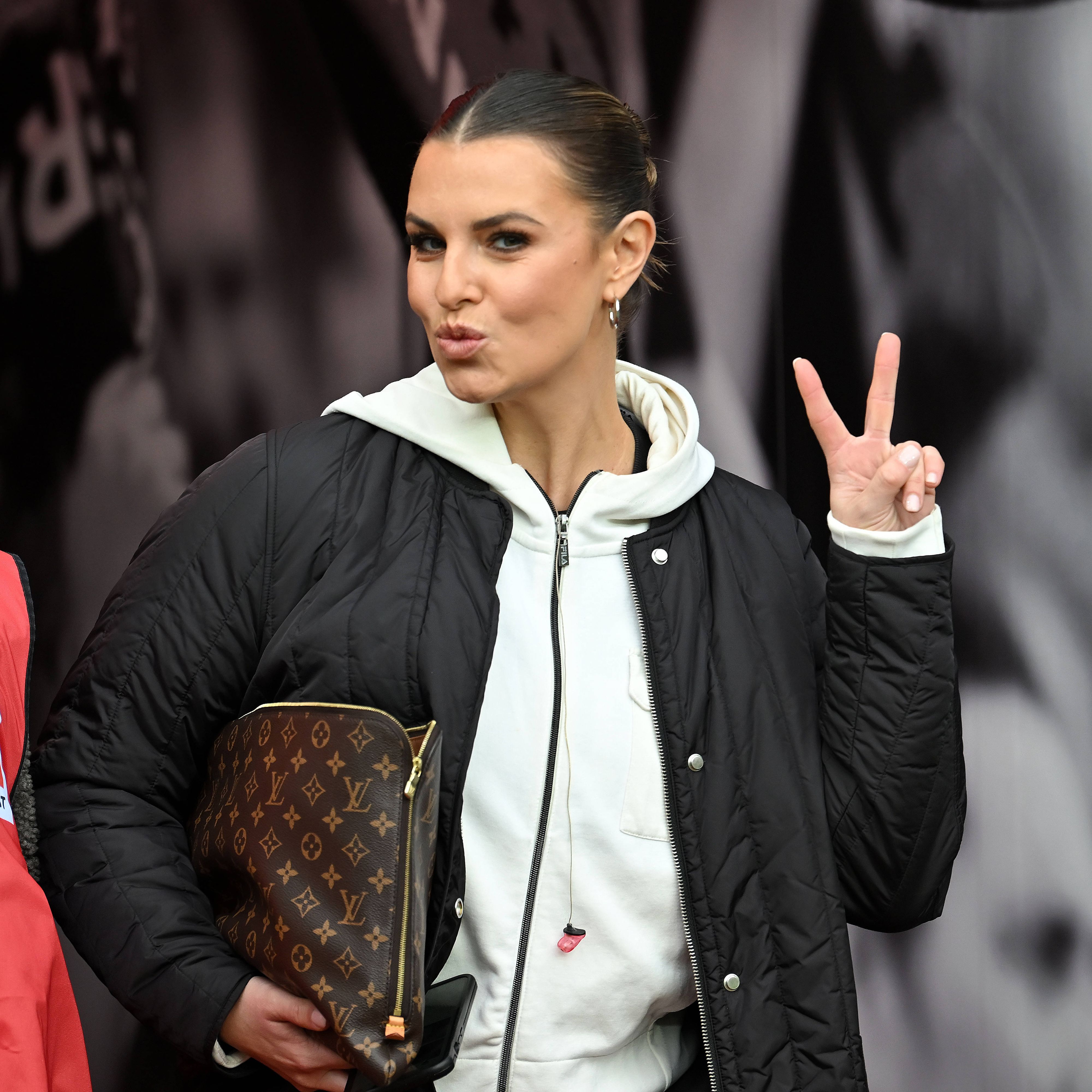 Laura Wontorra postet Köln-Foto und löst kritische Fan-Debatte aus | Express