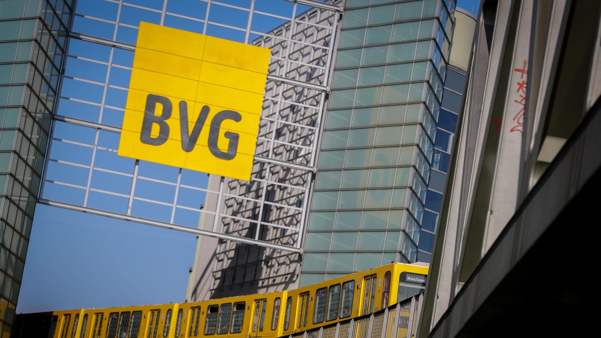 Eine U-Bahn der Berliner Verkehrsgesellschaft (BVG) fährt am 16. August 2016 in Berlin im Sonnenschein über eine Brücke über den Landwehrkanal.