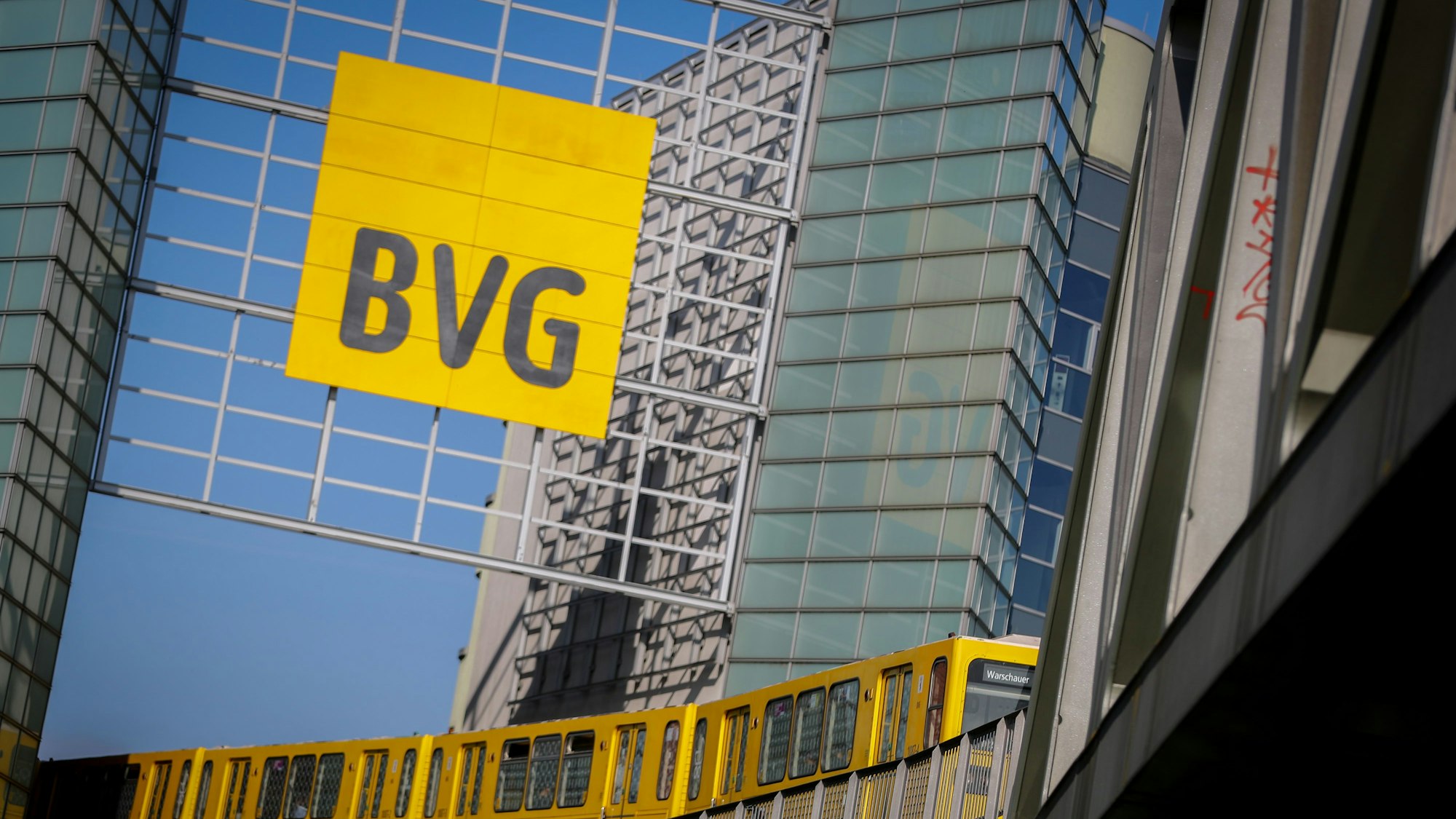Eine U-Bahn der Berliner Verkehrsgesellschaft (BVG) fährt am 16. August 2016 in Berlin im Sonnenschein über eine Brücke über den Landwehrkanal.