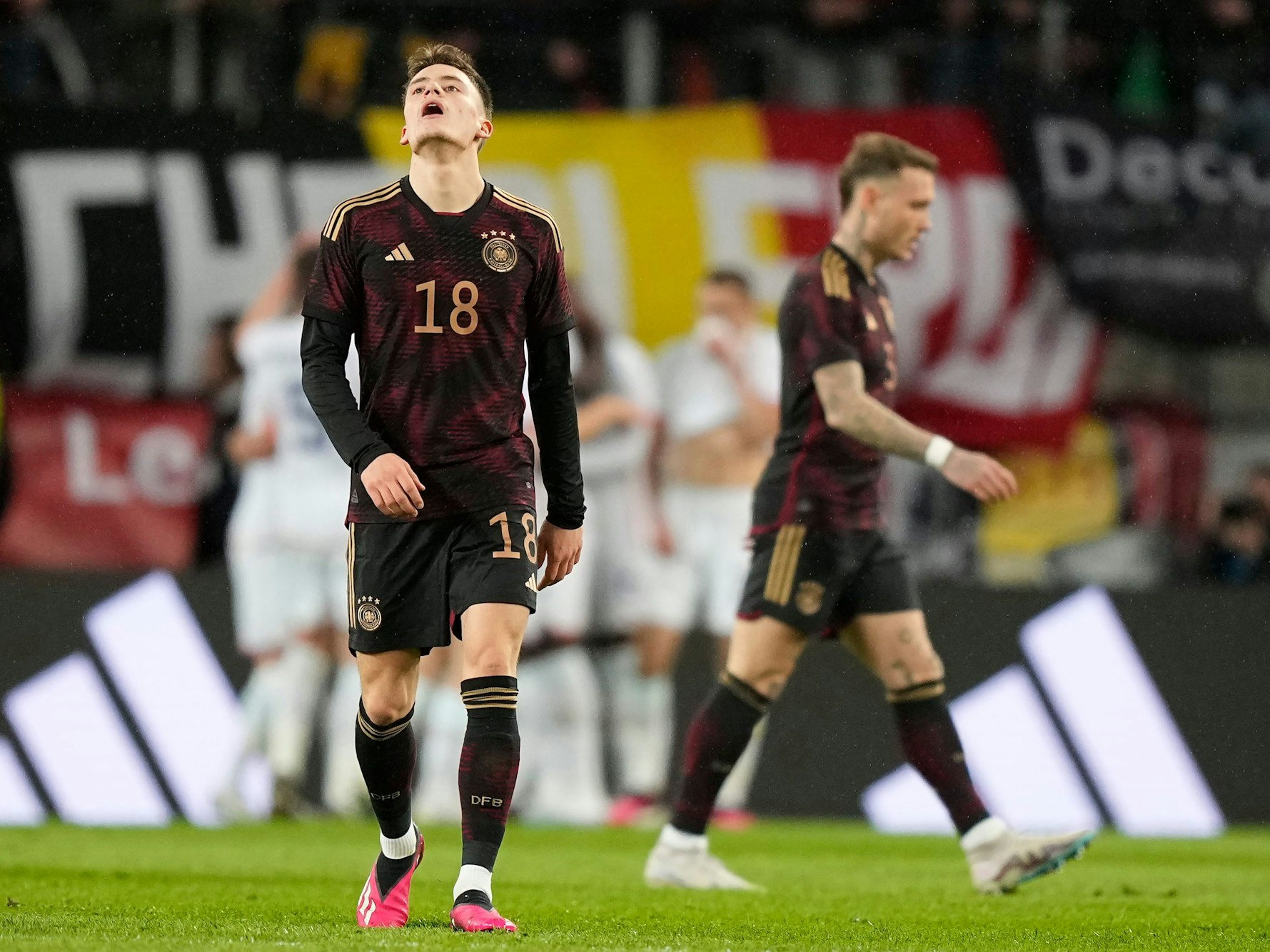 Florian Wirtz schaut beim Länderspiel gegen Belgien genervt in die Luft.