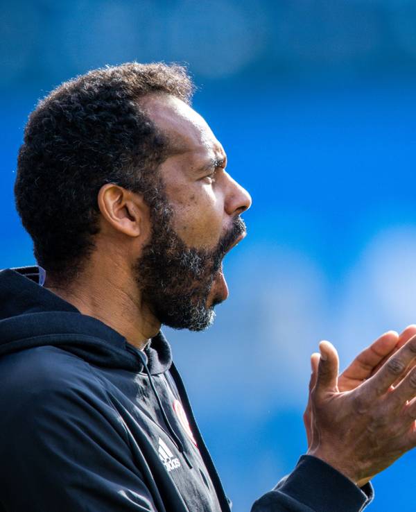 Daniel Thioune klatscht am Spielfeldrand in die Hände und ruft Anweisungen.