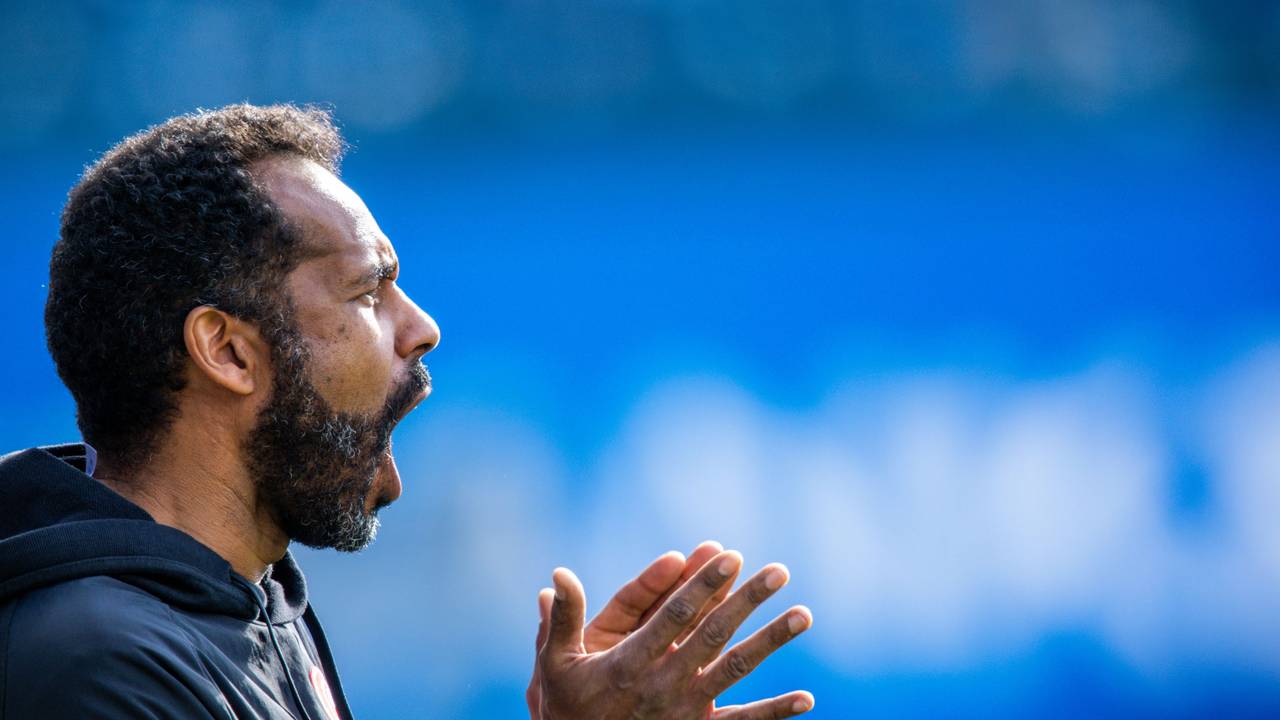 Daniel Thioune klatscht am Spielfeldrand in die Hände und ruft Anweisungen.
