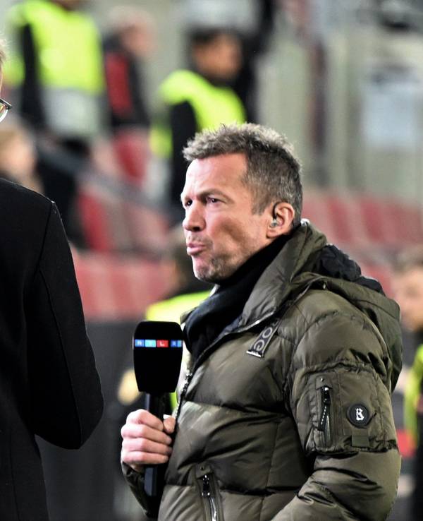 Der ehemalige Nationalspieler und derzeitige TV-Experte Lothar Matthäus (r) spricht mit RTL-Moderator Florian König vor dem Spiel zwischen Deutschland und Belgien.