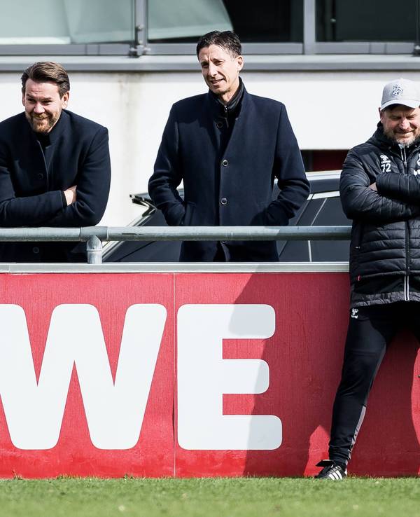 Sport-Geschäftsführer Christian Keller, Chefcoach Steffen Baumgart und Lizenzbereich-Leiter Thomas Kessler unterhalten sich beim Training an der Bande.