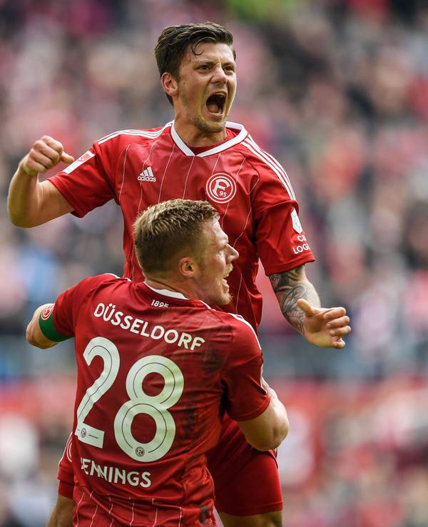 Rouwen Hennings und Dawid Kownacki jubeln über das 1:0 gegen den FC St. Pauli.