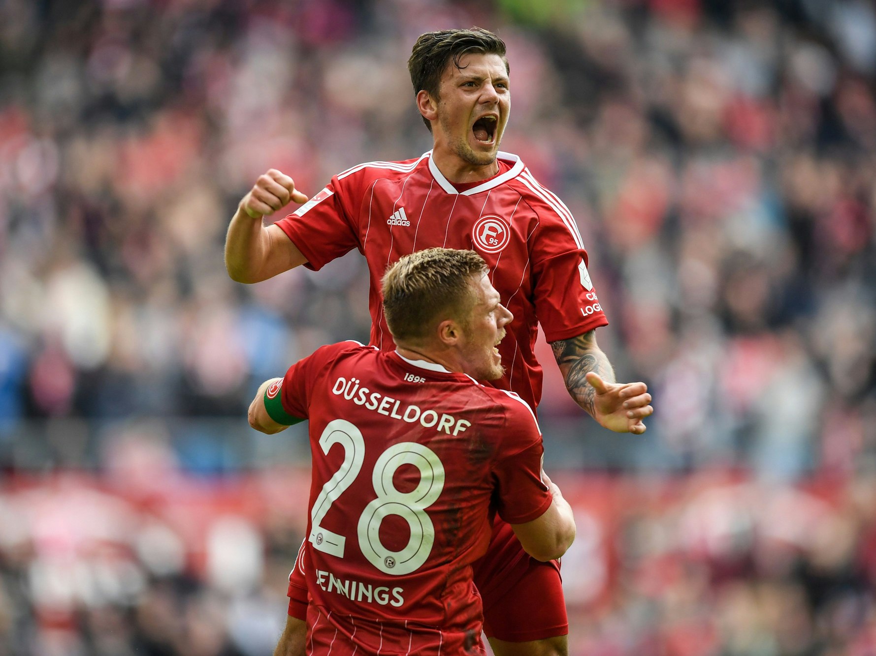Rouwen Hennings und Dawid Kownacki jubeln über das 1:0 gegen den FC St. Pauli.