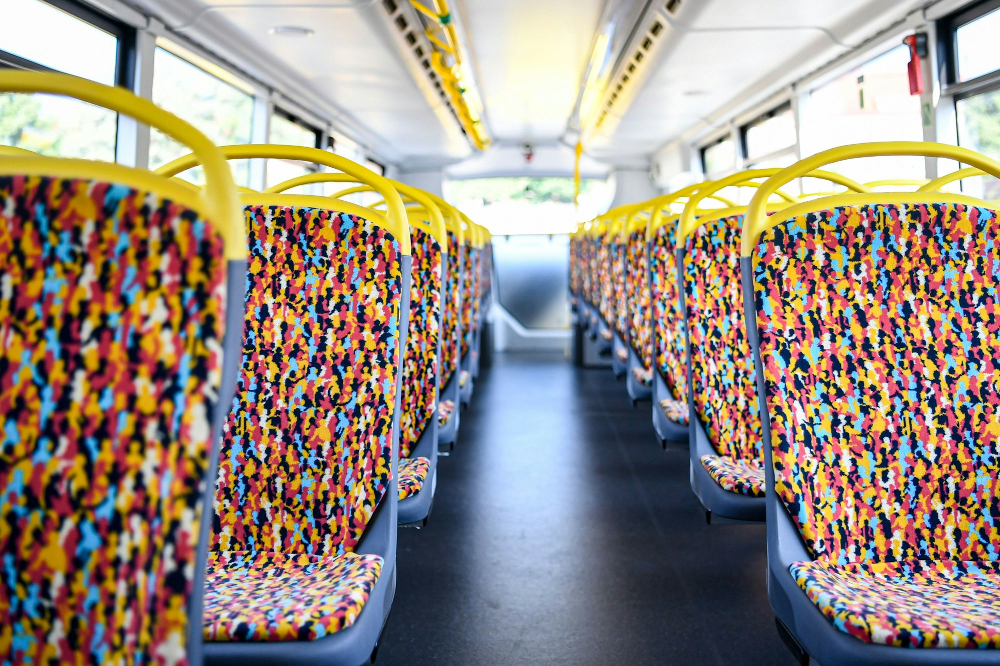 Die Berliner Verkehrsbetriebe (BVG)stellen ihr neues Sitzmuster der Busse und Bahnen vor.