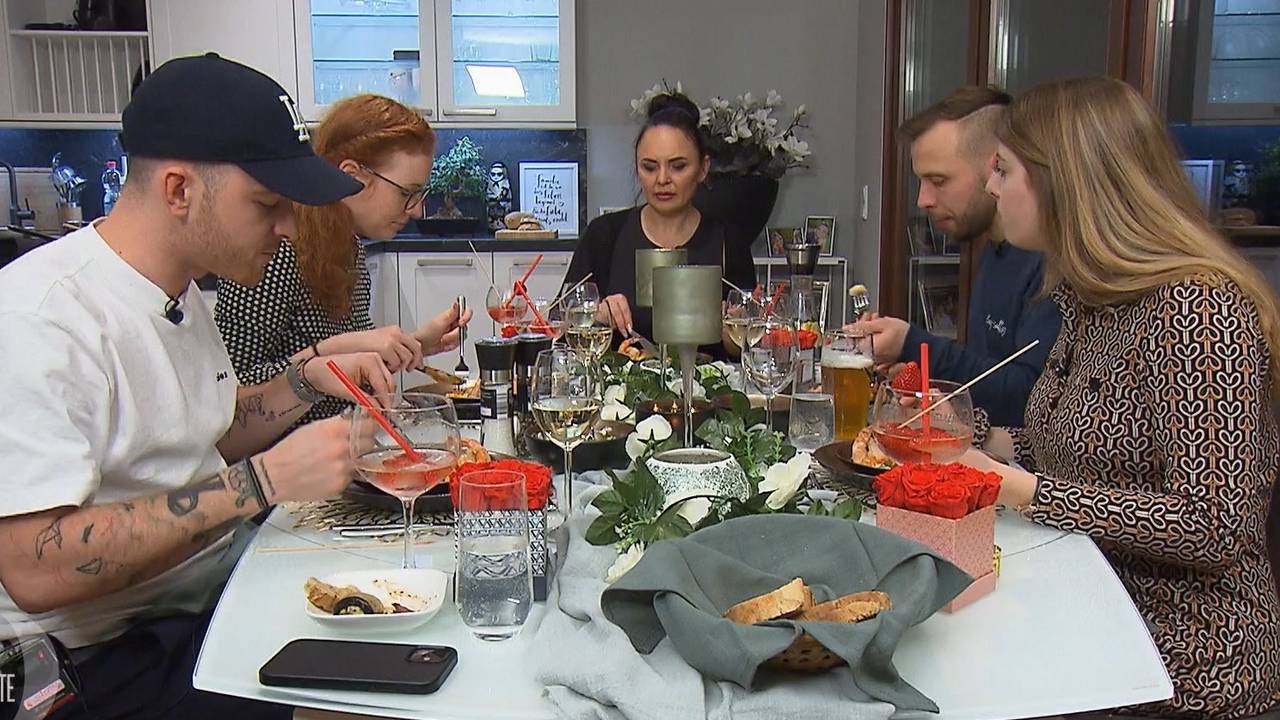 An Tag 3 von „Das perfekte Dinner“ in Schwerin (TV-Ausstrahlung: 29. März) ist die Truppe um (v.l.n.r.) Richard, Daniela, Kateryna, Brian und Luisa bei Kateryna zu Gast.