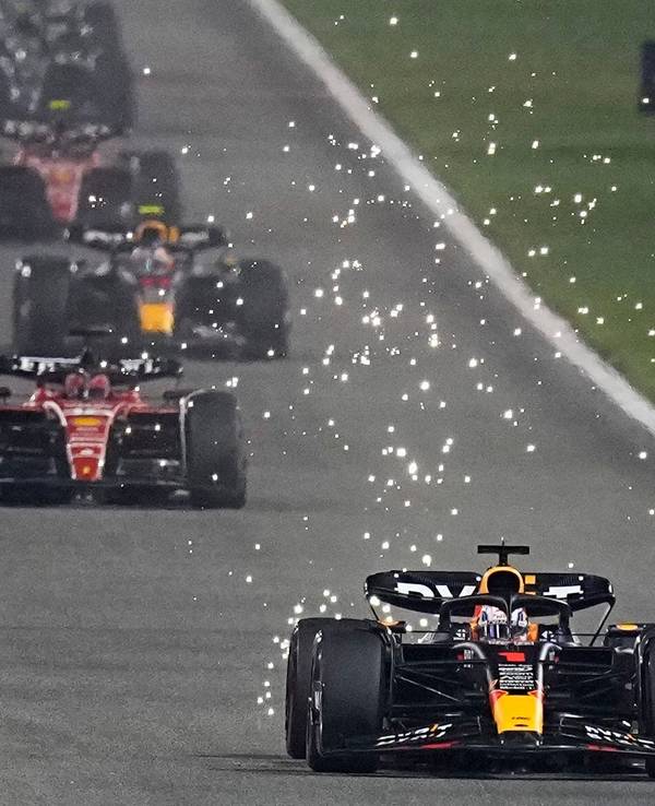 Max Verstappen in seinem Red-Bull-Boliden auf der Rennstrecke in Bahrain.