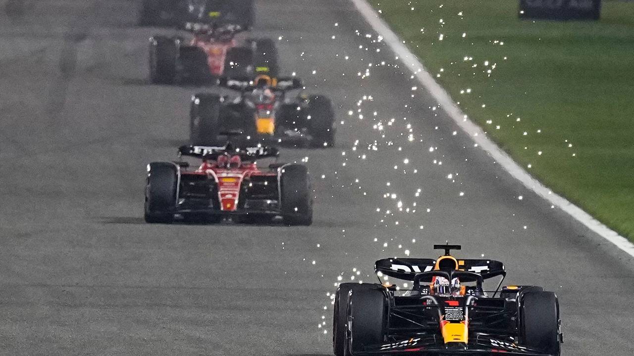 Max Verstappen in seinem Red-Bull-Boliden auf der Rennstrecke in Bahrain.