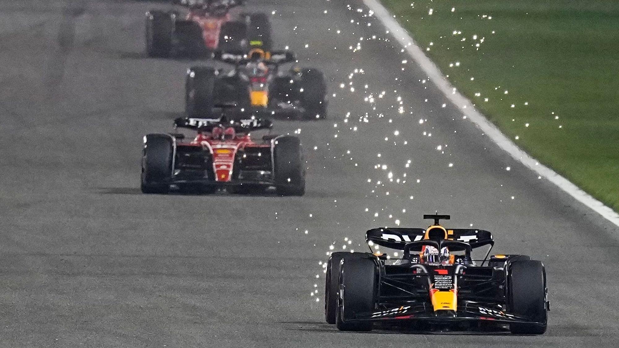 Max Verstappen in seinem Red-Bull-Boliden auf der Rennstrecke in Bahrain.