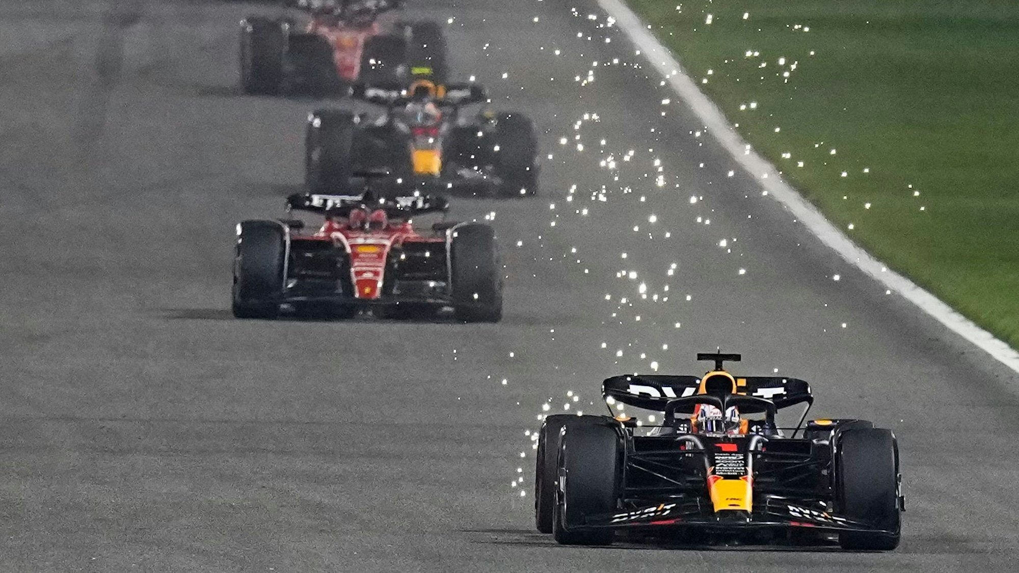 Max Verstappen in seinem Red-Bull-Boliden auf der Rennstrecke in Bahrain.