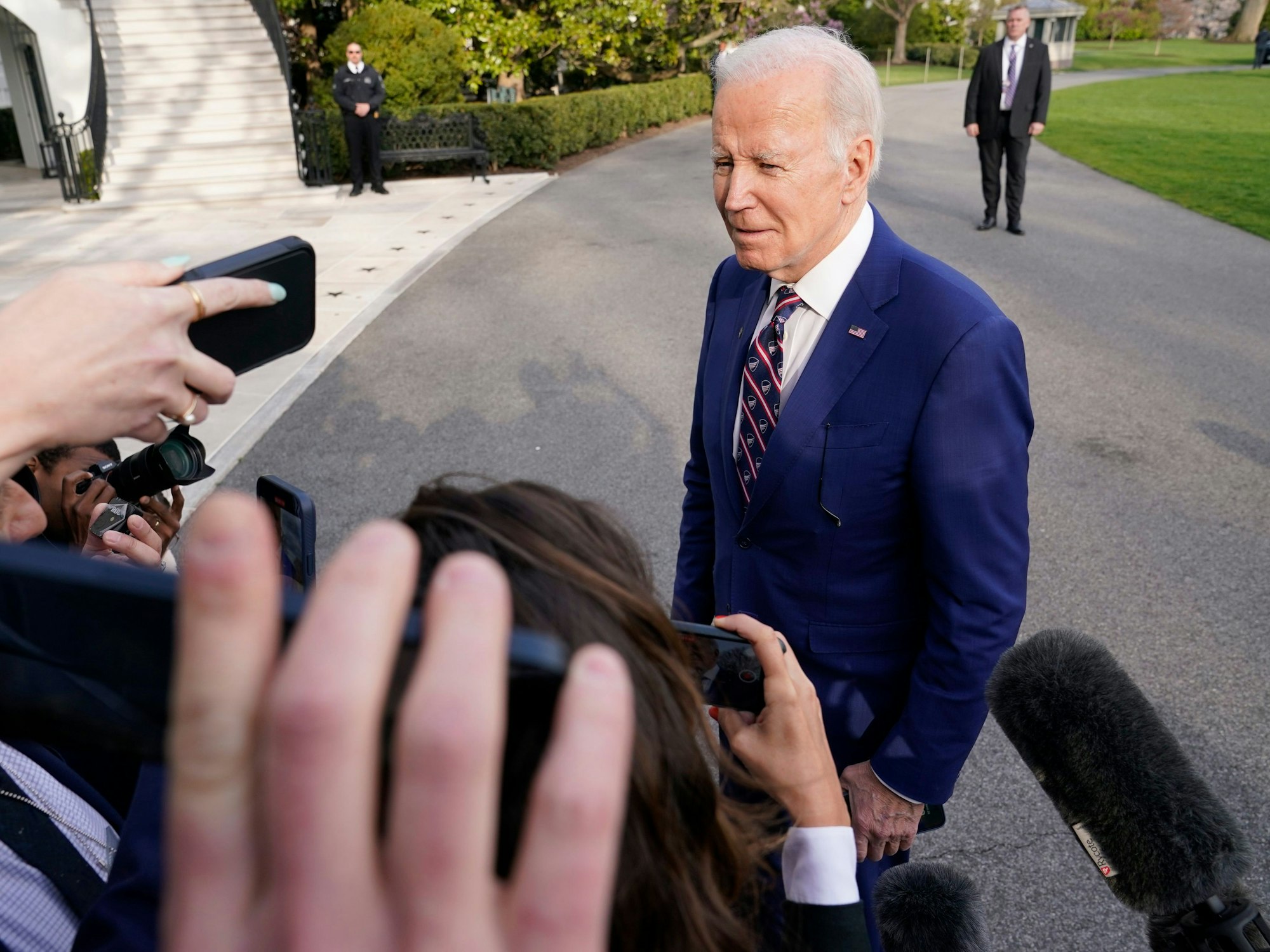 US-Präsident Joe Biden spricht nach seiner Rückkehr ins Weiße Haus in Washington mit Reportern.
