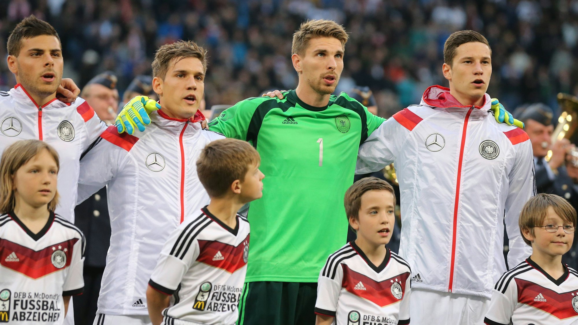 Kevin Volland, Oliver Sorg, Ron-Robert Zieler und Julian Draxler singen die Nationalhymne.