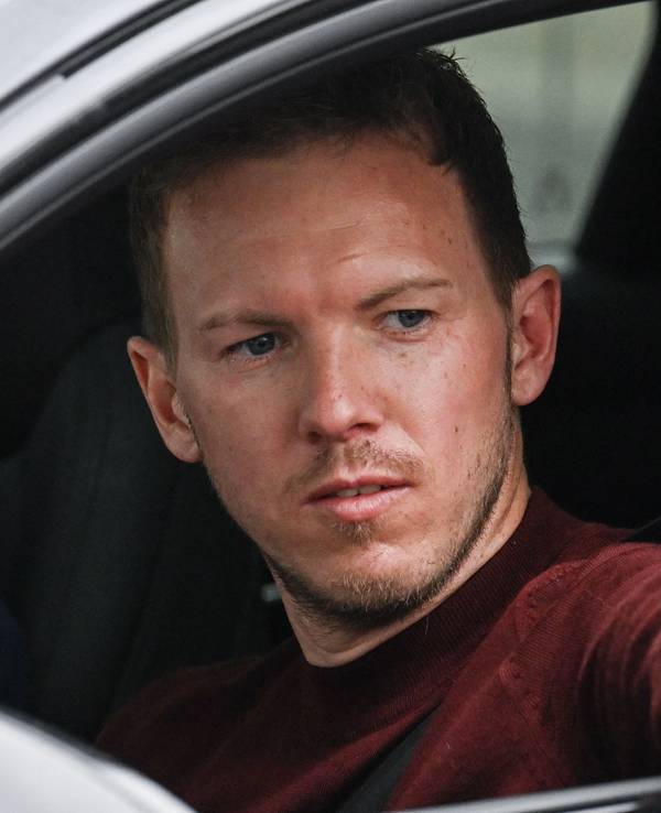 Julian Nagelsmann fährt als Trainer des FC Bayern in München vor.