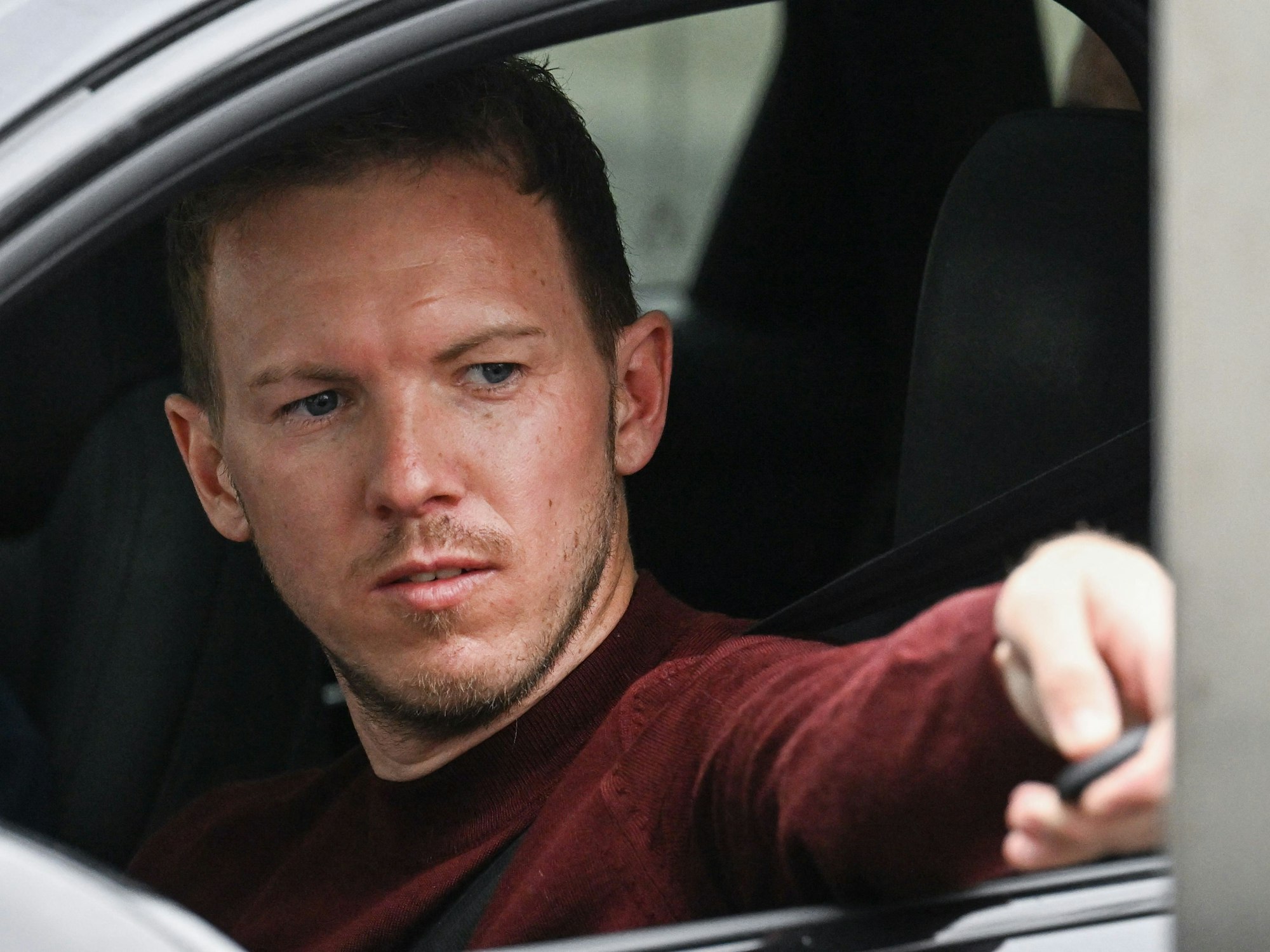 Julian Nagelsmann fährt als Trainer des FC Bayern in München vor.