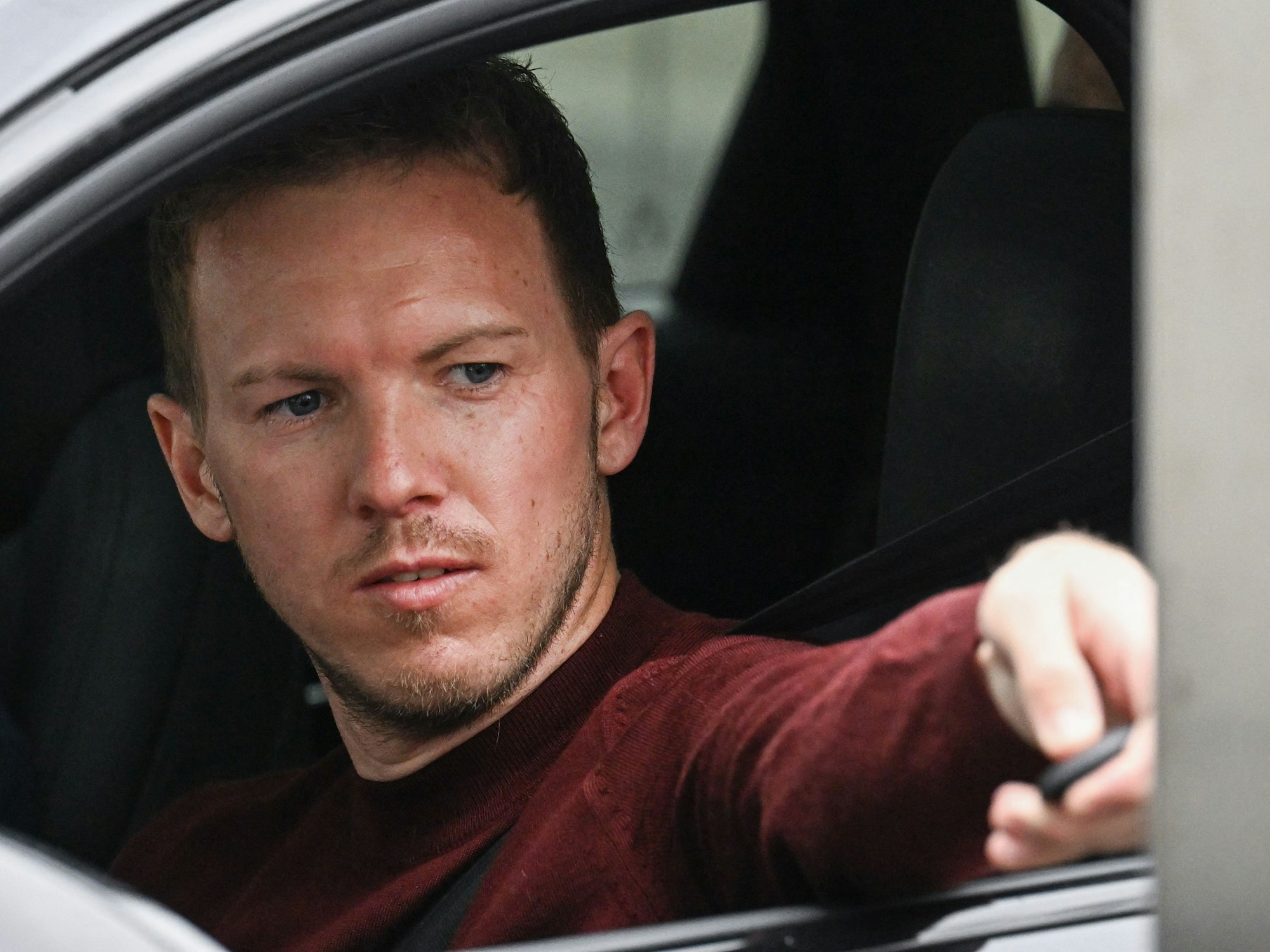 Julian Nagelsmann kommt in seinem Auto an der Säbener Straße an.