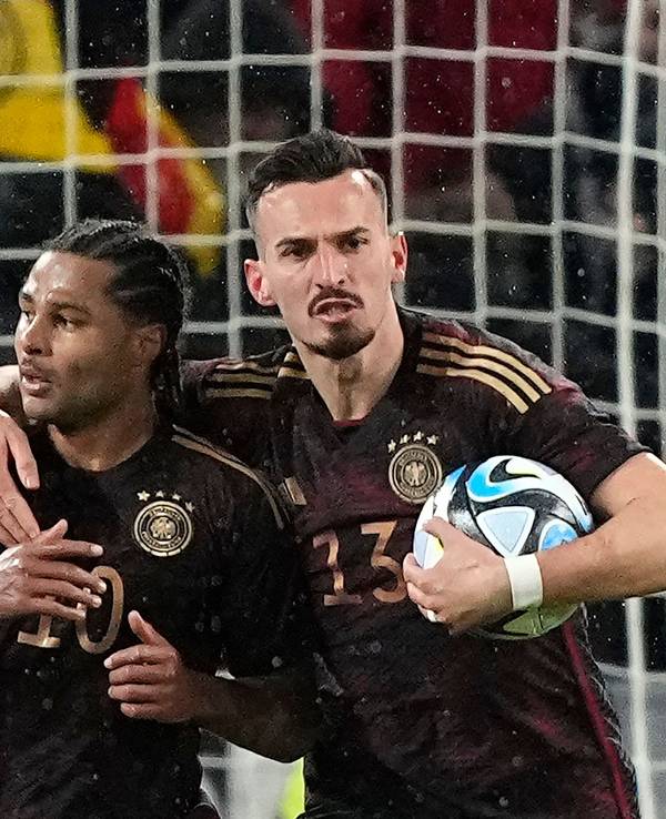 Serge Gnabry wird von Mergim Berisha umarmt.