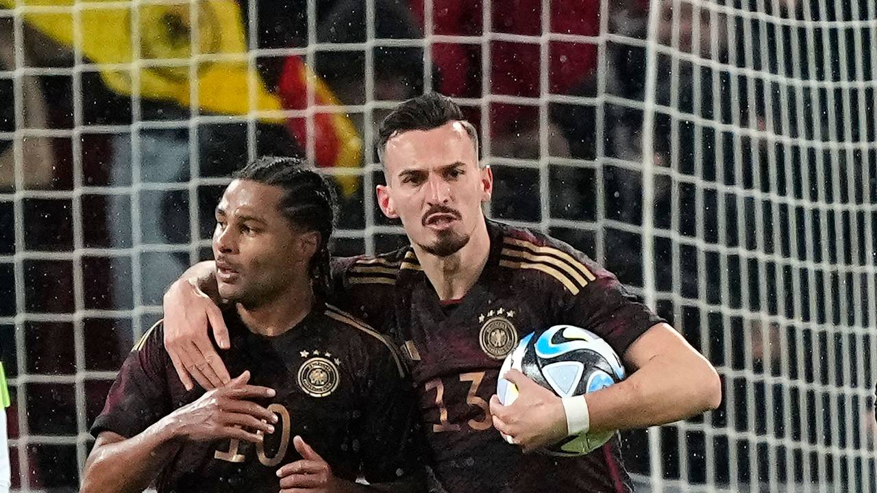 Serge Gnabry wird von Mergim Berisha umarmt.