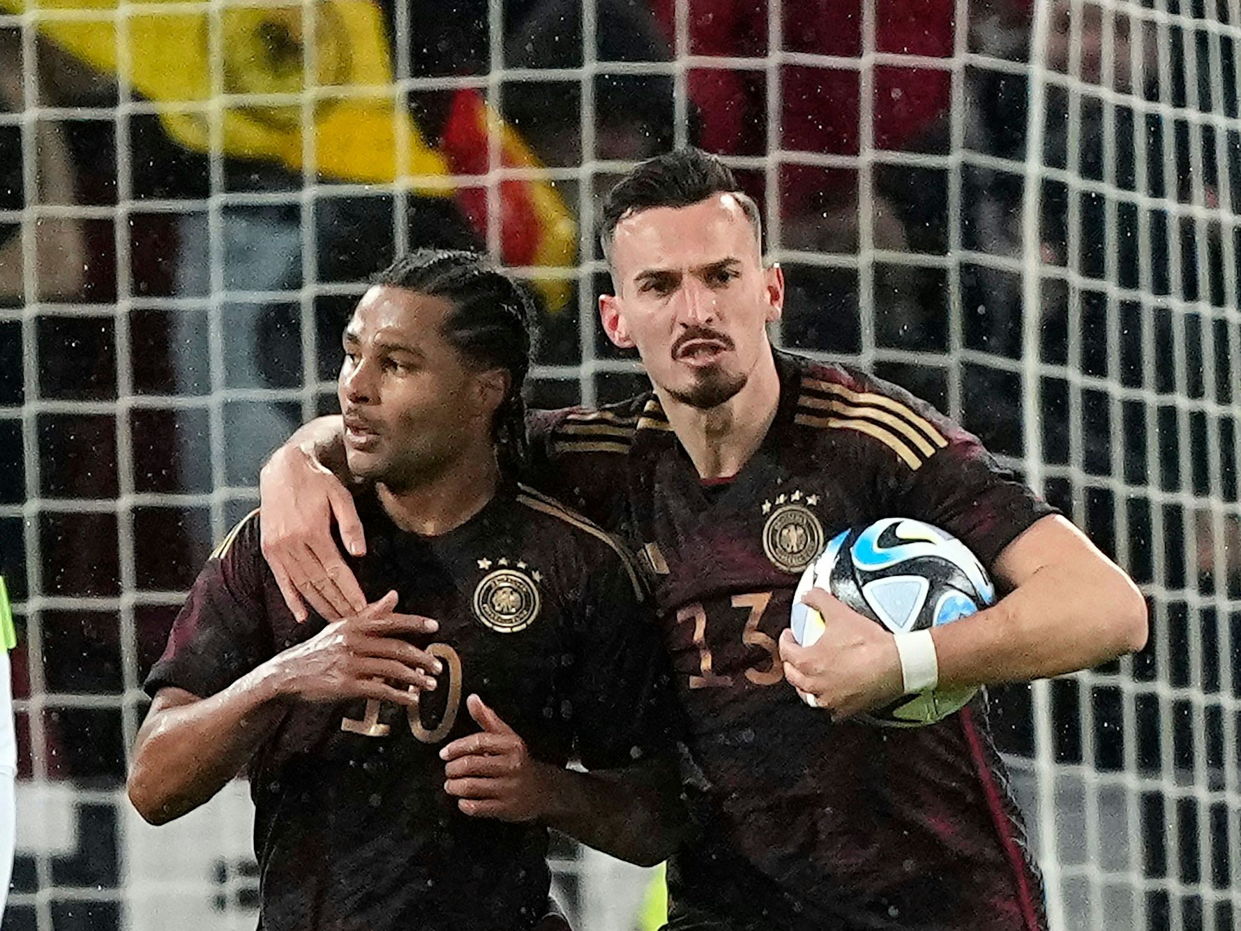 Serge Gnabry wird von Mergim Berisha umarmt.