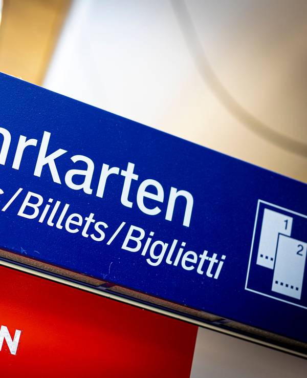 Das Foto zeigt einen Fahrkartenautomaten der Deutschen Bahn.