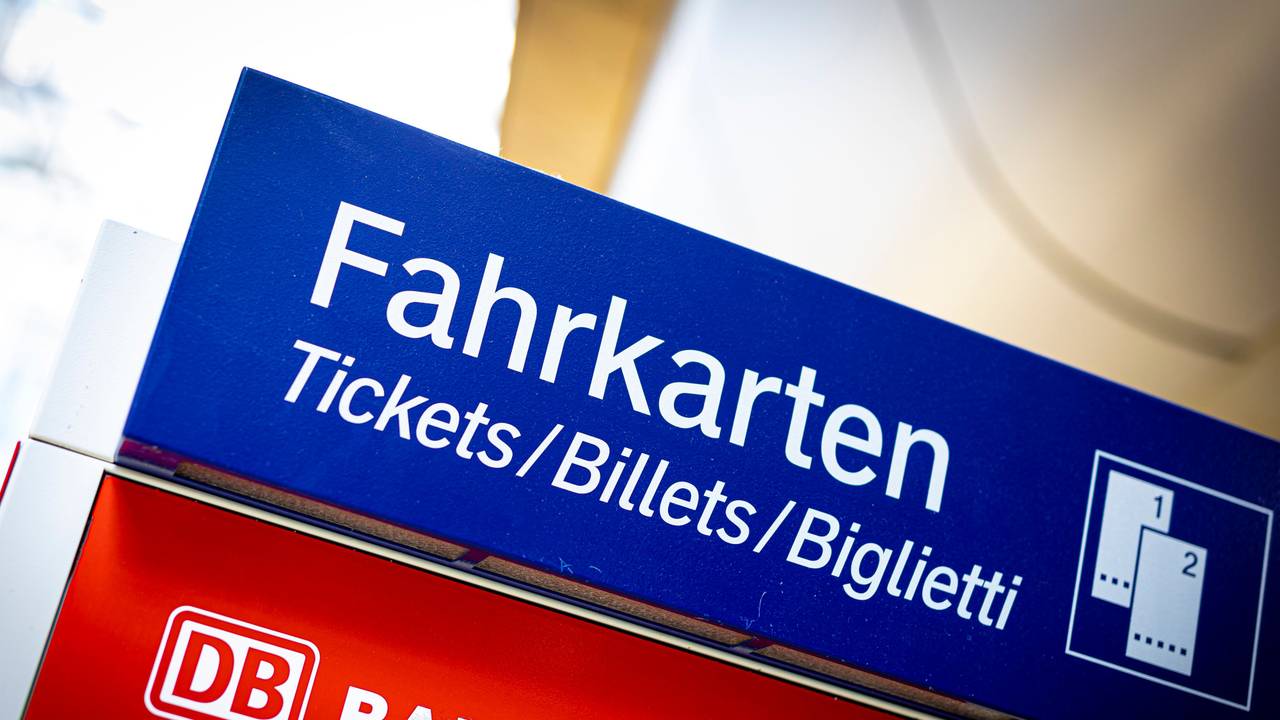 Das Foto zeigt einen Fahrkartenautomaten der Deutschen Bahn.