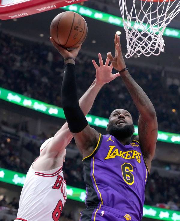 LeBron James (r) von den Los Angeles Lakers zieht zum Korb, während Alex Caruso von den Chicago Bulls verteidigt.