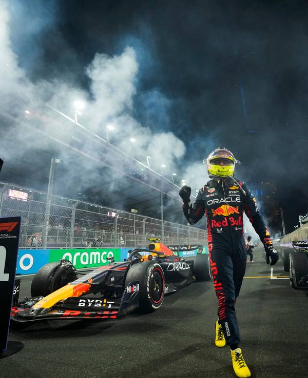 Red-Bull-Pilot Sergio Perez aus Mexiko feiert nach seinem Sieg.