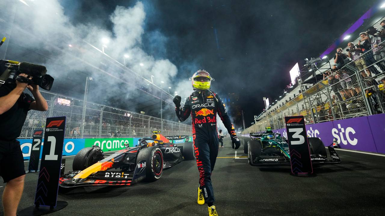 Red-Bull-Pilot Sergio Perez aus Mexiko feiert nach seinem Sieg.