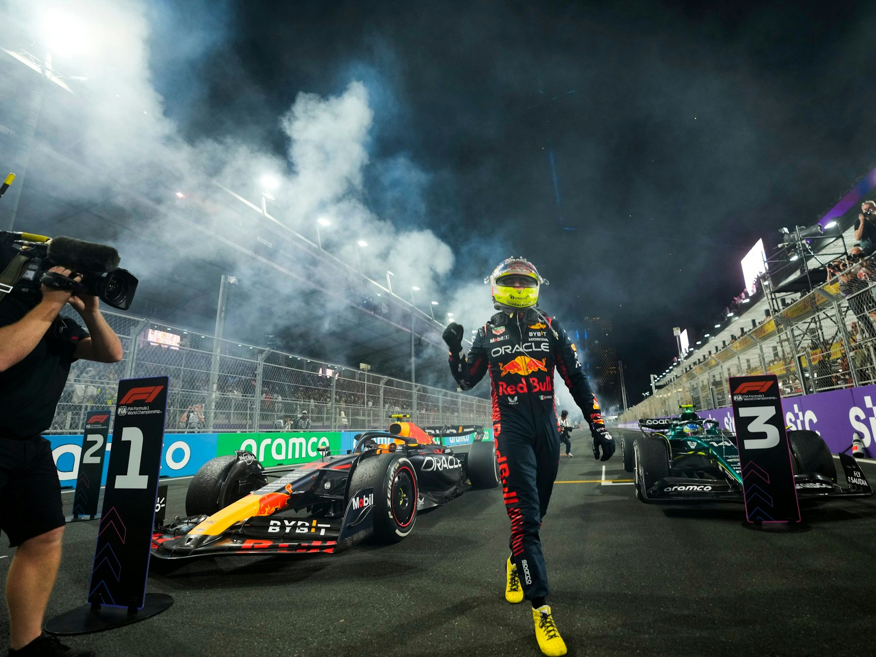 Red-Bull-Pilot Sergio Perez aus Mexiko feiert nach seinem Sieg.