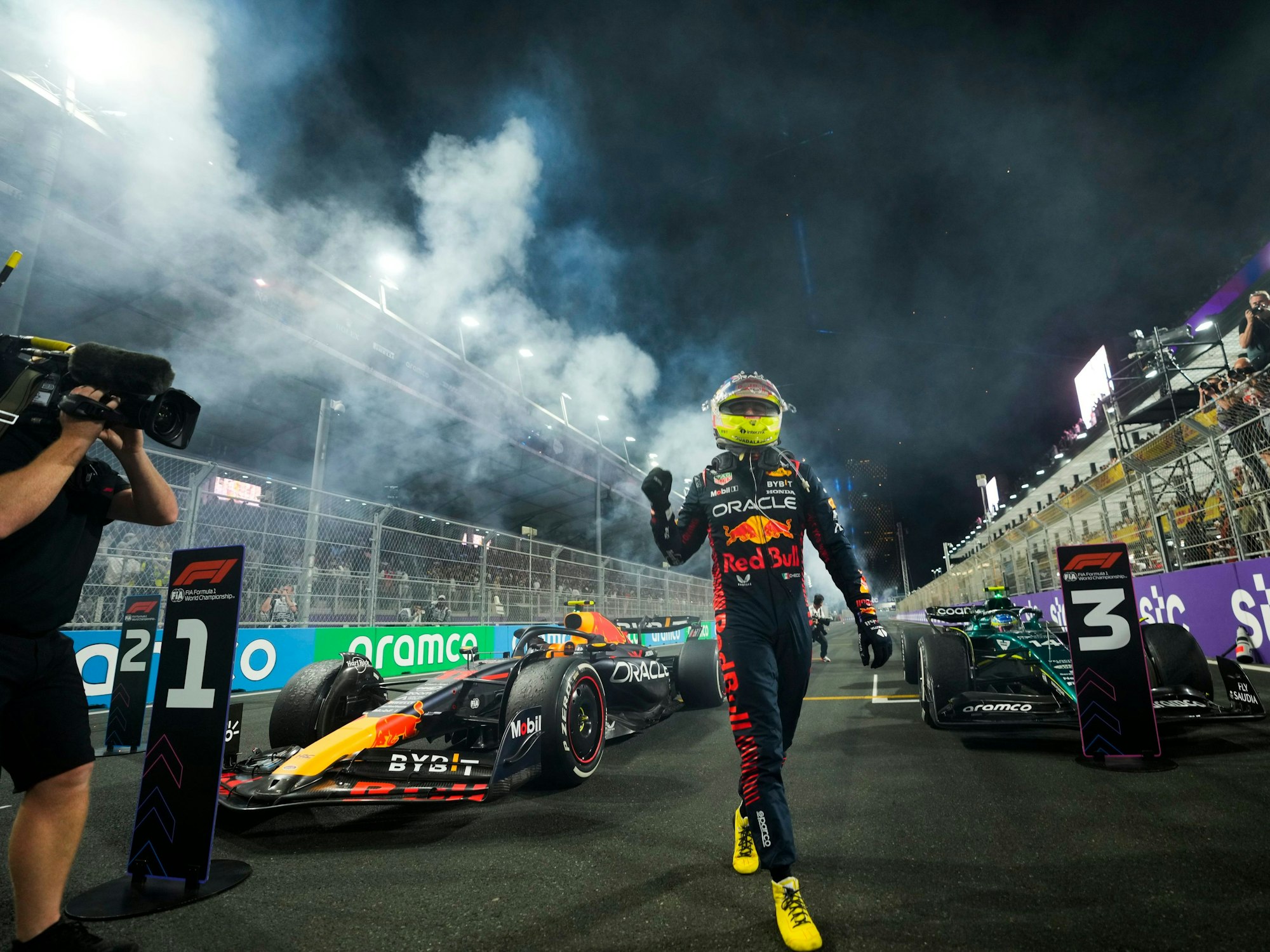 Red-Bull-Pilot Sergio Perez aus Mexiko feiert nach seinem Sieg.