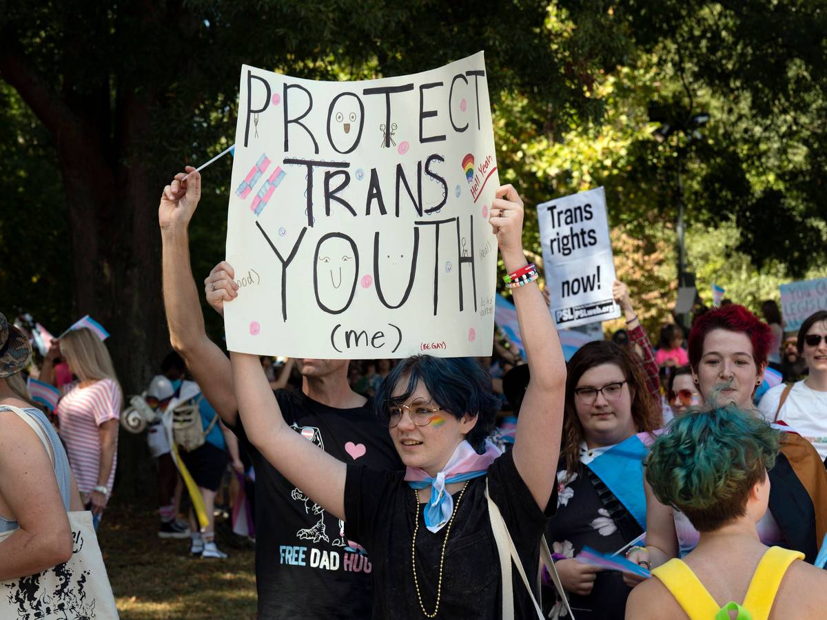 Hunderte von Transgender-, nicht-binären und geschlechtsspezifischen Personen und ihre Unterstützer ziehen im Rahmen des Pride Weekends in einer Parade für Transgender-Rechte durch Atlanta. Symbolfoto aufgenommen am 08. Oktober 2022.