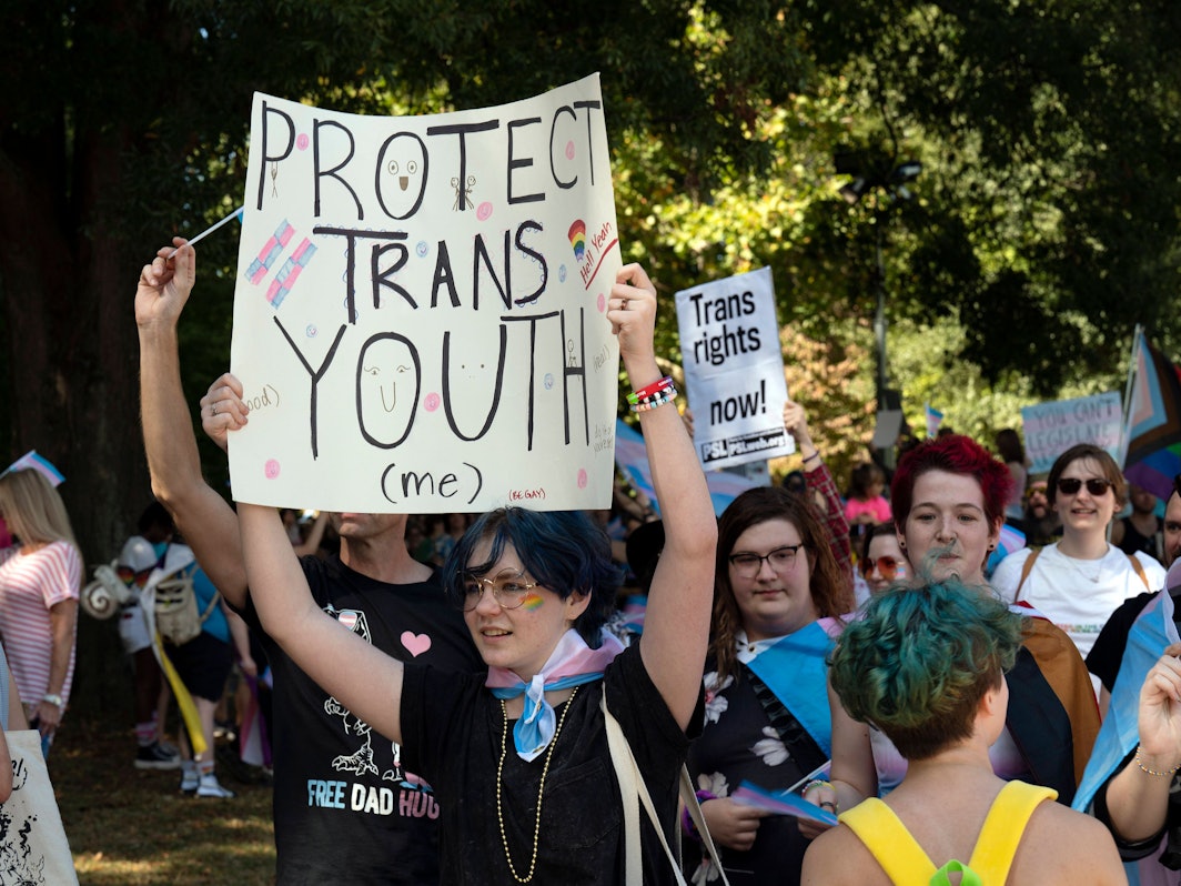 Hunderte von Transgender-, nicht-binären und geschlechtsspezifischen Personen und ihre Unterstützer ziehen im Rahmen des Pride Weekends in einer Parade für Transgender-Rechte durch Atlanta. Symbolfoto aufgenommen am 08. Oktober 2022.