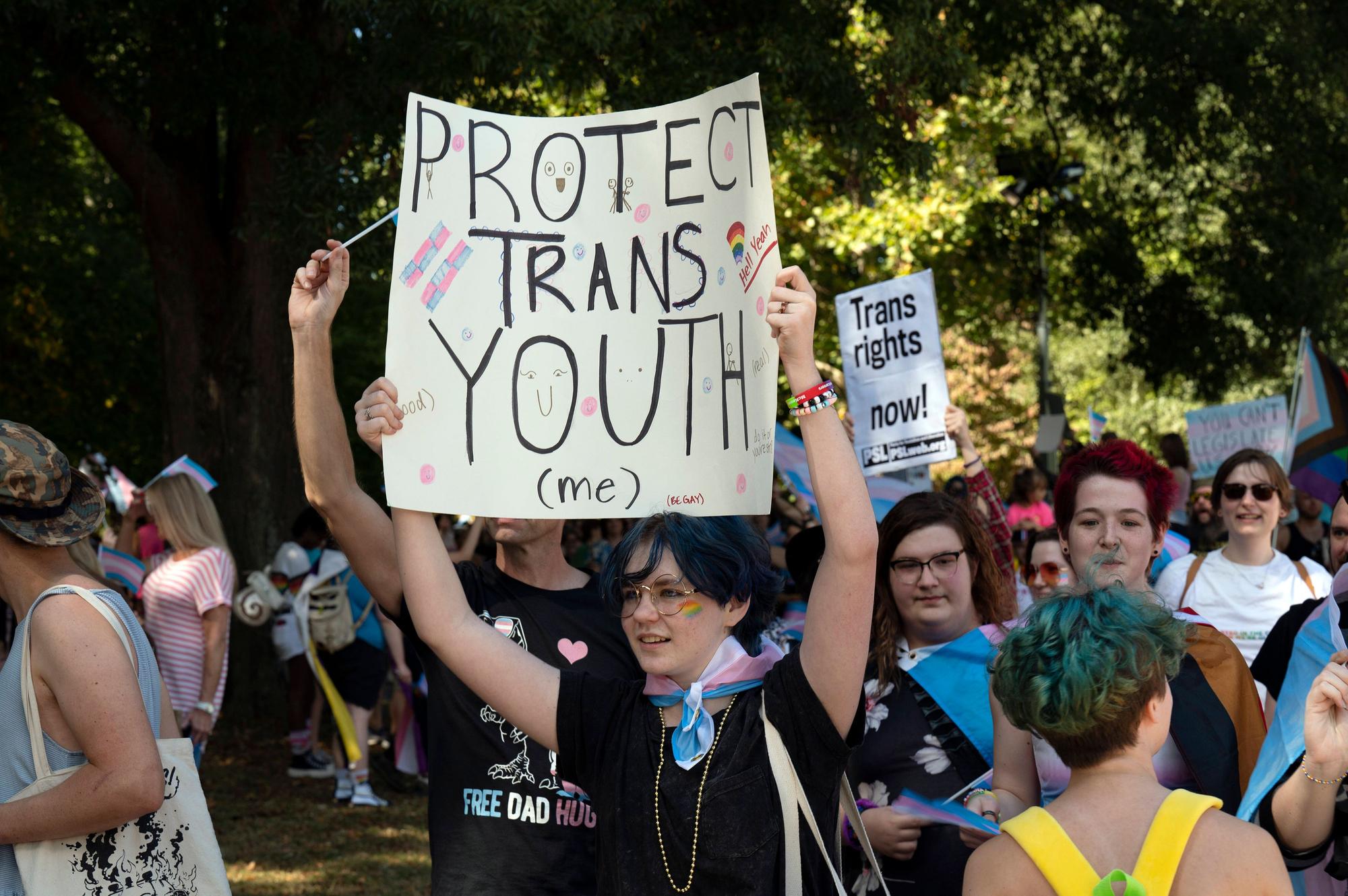Hunderte von Transgender-, nicht-binären und geschlechtsspezifischen Personen und ihre Unterstützer ziehen im Rahmen des Pride Weekends in einer Parade für Transgender-Rechte durch Atlanta. Symbolfoto aufgenommen am 08. Oktober 2022.
