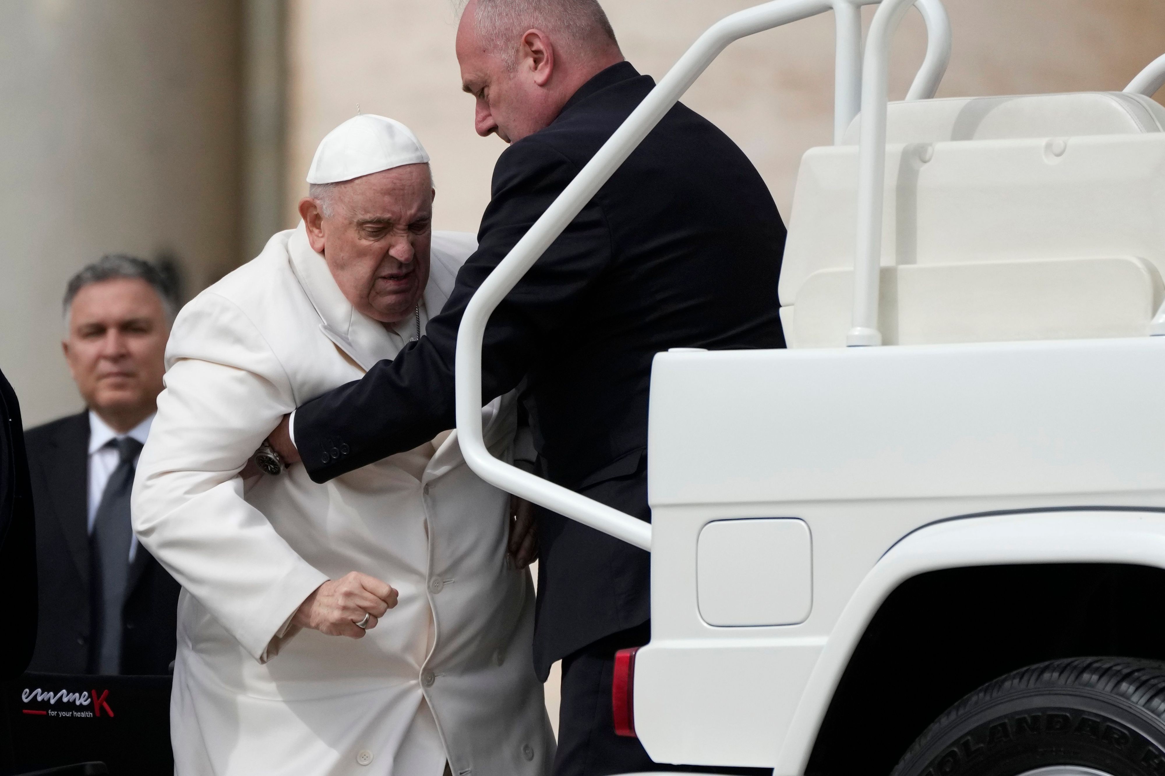 Papst Franziskus wurde am Mittwoch (29. März) ins Krankenhaus gebracht, anfangs war von geplanten Untersuchungen die Rede, doch nun muss er wohl einige Tage dort verbringen.