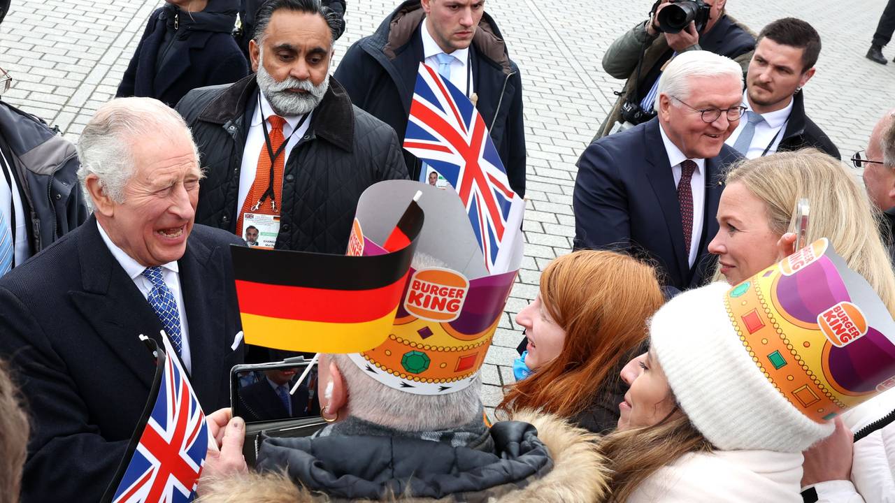 König Charles III. steht in Berlin inmitten wartender Fans.